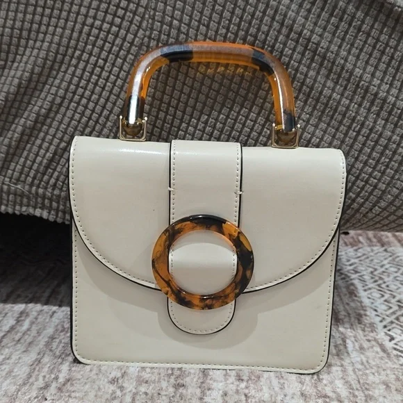 TOPSHOP Capri Buckle Crossbody Bag in Beige, Tortoise Shell Details, Gold Chain - Picture 10 of 16